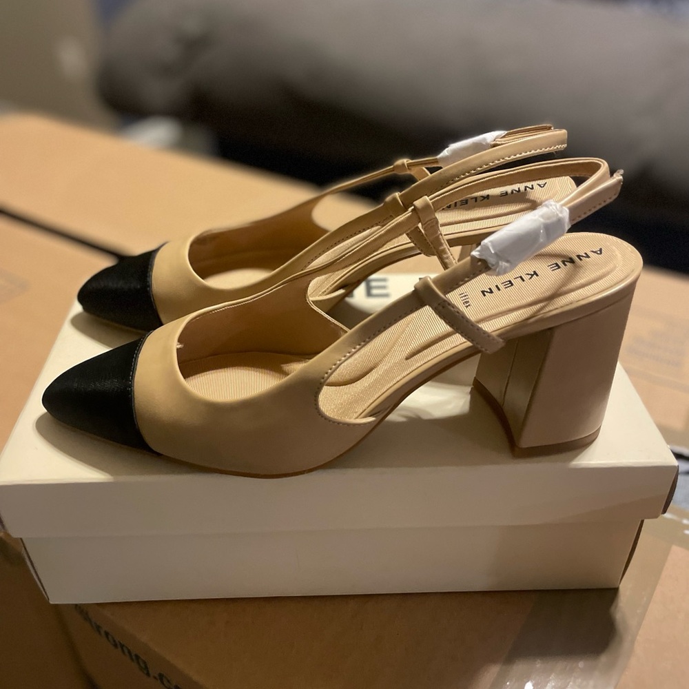 Elegant Tan and Black Slingback Heels - Picture 2 of 4
